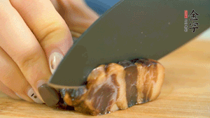 金字風(fēng)味醬肉切成片，上鍋蒸15分鐘。