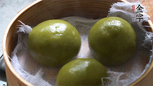 青團(tuán)上沸水鍋中蒸10分鐘即可。