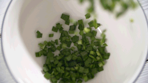韭菜洗凈，切粒。