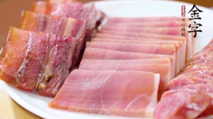 擺盤后鋪上老豆腐，淋點(diǎn)料酒，灑點(diǎn)白糖上鍋蒸20分鐘。