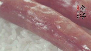 關(guān)上蓋子，煮到米飯露出時。