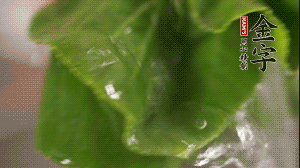 小青菜從根部掰開(kāi)，分別洗凈。