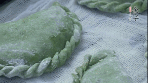 【制作】2.蒸架上墊浸濕的屜布，再放上清明果，大火蒸10~15分鐘，完成，出鍋啦！