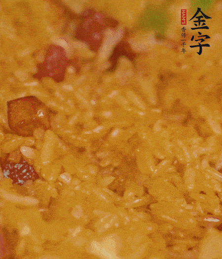放一撮鹽、生抽少許，倒入炸好的芋頭。最后撒蔥花、蒜末翻炒均勻。