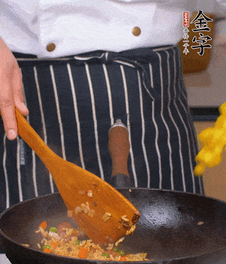 加咖喱塊、少許鹽、白糖調(diào)味，炒至咖喱塊融化后，倒米飯，翻炒至每粒米飯都包裹上咖喱，再放黃椒、青椒粒，出鍋前加菠蘿粒和小蔥翻拌均勻。