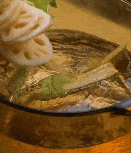 把玉米筍（對半切開）、西芹（切斜片）、蓮藕（切片），放入開水鍋內(nèi)，加點少許鹽、油，汆燙2分鐘。