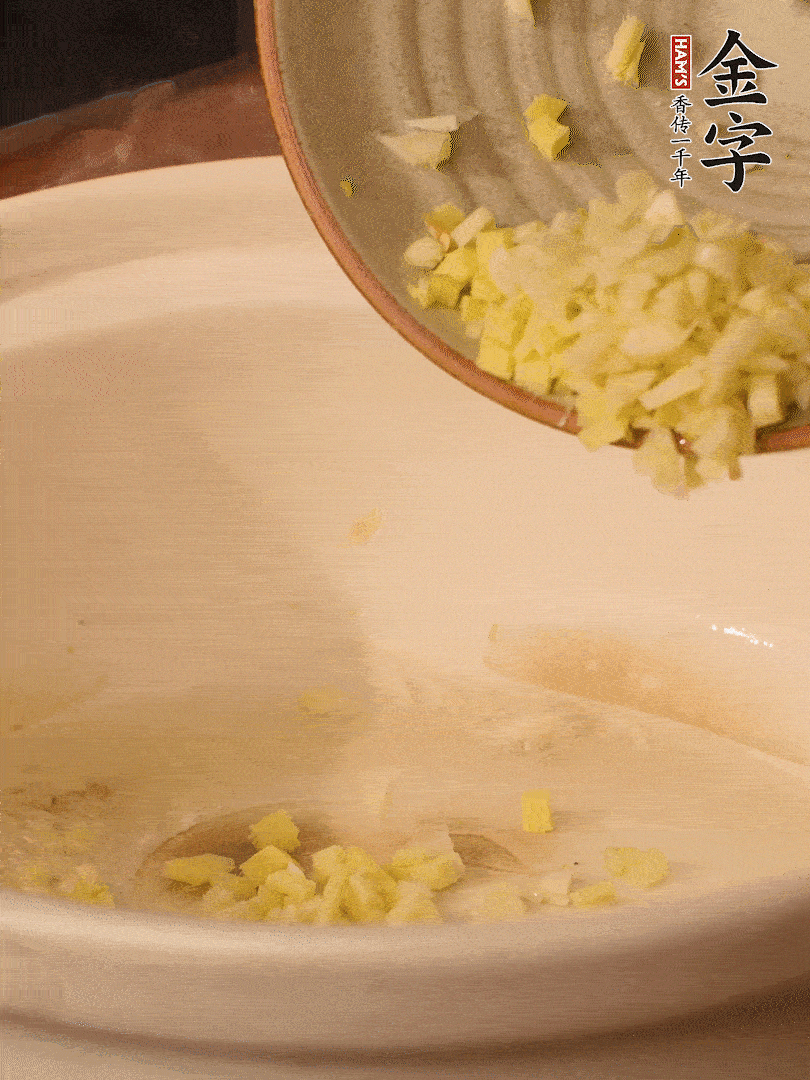 熱油下鍋，姜爆香。下冬瓜略微翻炒。