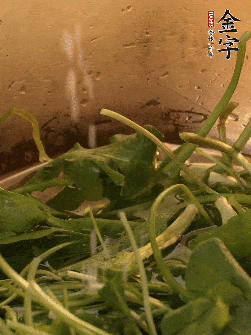 薺菜去掉根部，加小蘇打、鹽熱水沸騰燙軟。