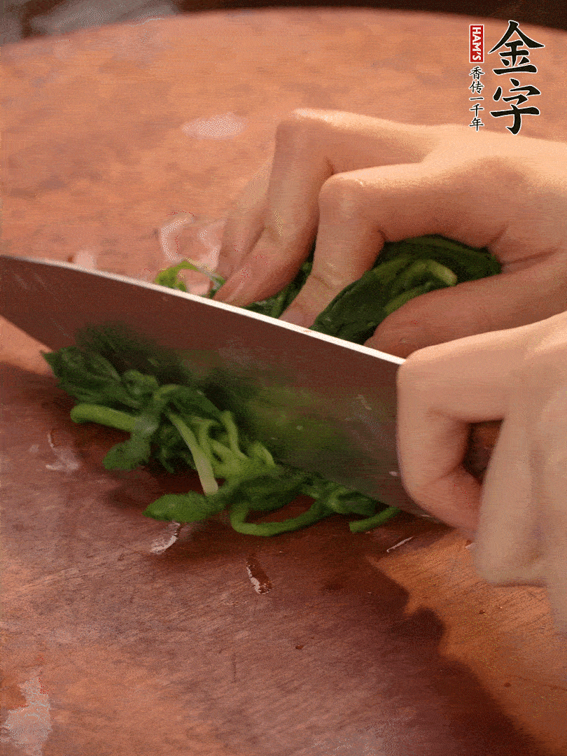 晾涼拽干水份，切碎備用。