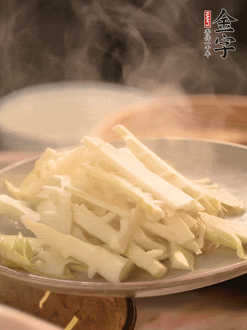 春筍切薄片，焯水去除澀味。