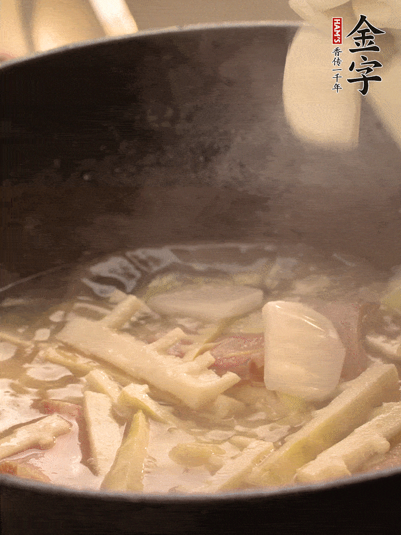加一點(diǎn)開(kāi)水后，放年糕燜2分鐘至軟。