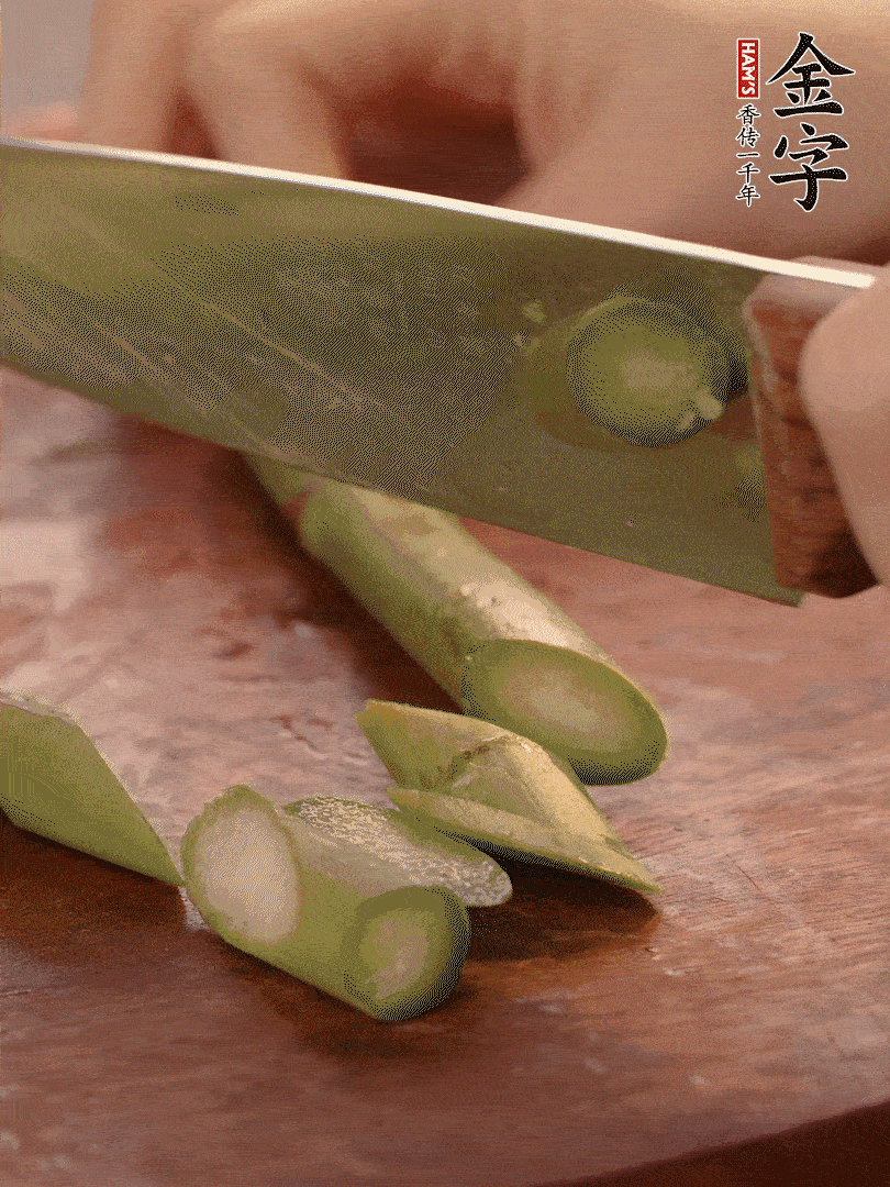 蘆筍去掉底部老的部分，斜切成段。白玉菇去掉根部，日本豆腐切成圓厚片。