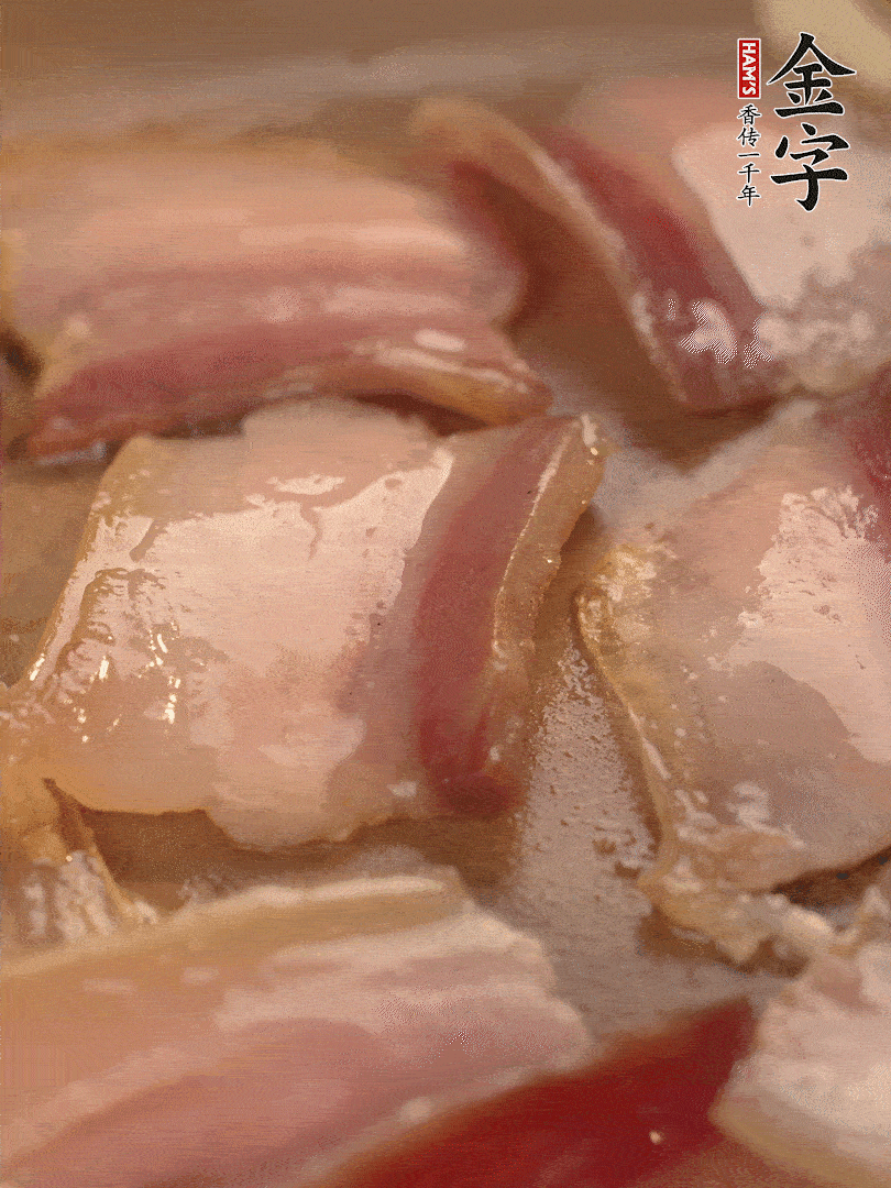 鍋中熱油煸香大蒜、咸肉。