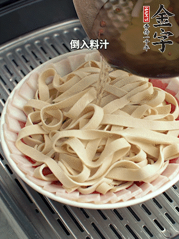 將料汁倒入食材中，改上保鮮膜蒸半小時(shí)。