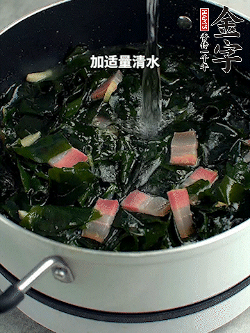 放入泡發(fā)好的裙帶菜翻炒一下，加適量清水燉煮。
