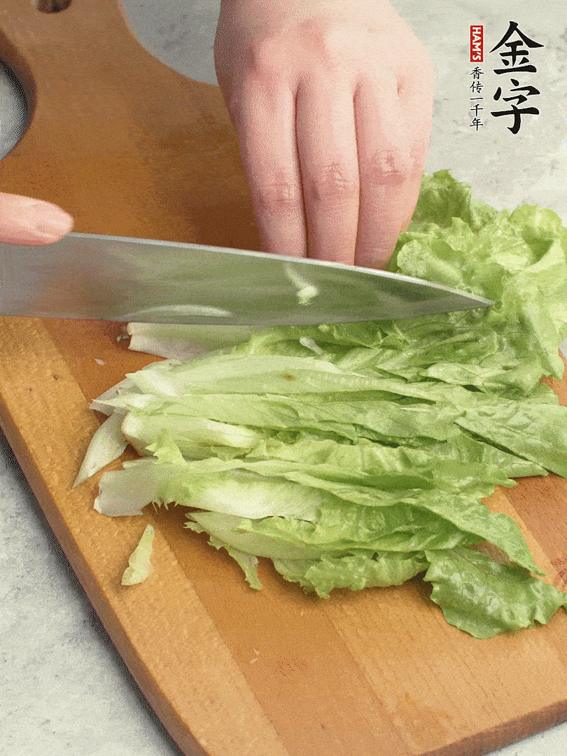 胡蘿卜、生菜、黃瓜切絲。