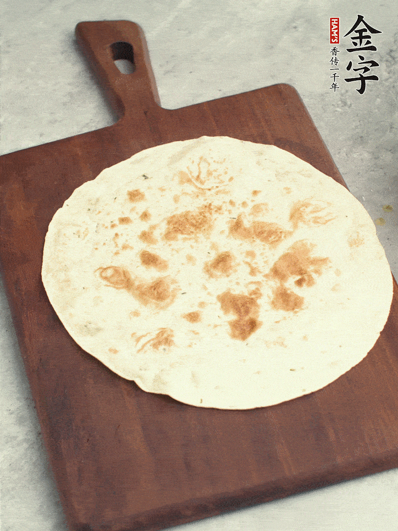 食材依次鋪在卷餅皮上，卷起來(lái)。