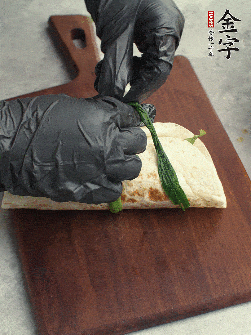 用焯過(guò)水的小蔥打結(jié)。