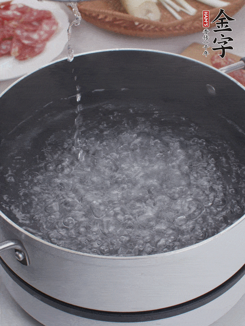 春筍去殼切片，焯水3分鐘。