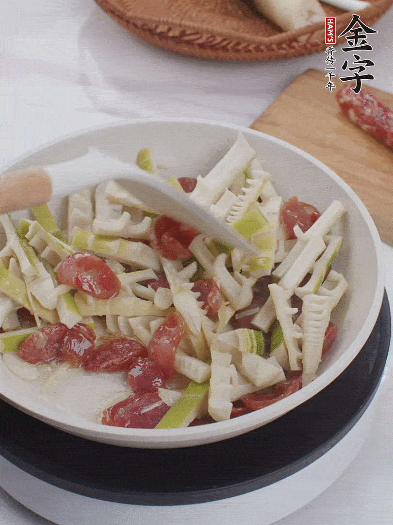 下春筍翻炒均勻，一小撮鹽調味。