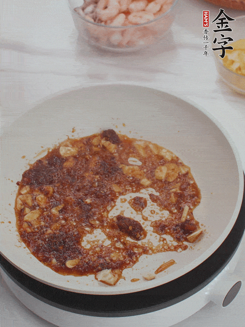 冷鍋熱油，1大勺金字火腿XO醬、蒜末炒香，倒粉絲一起炒。