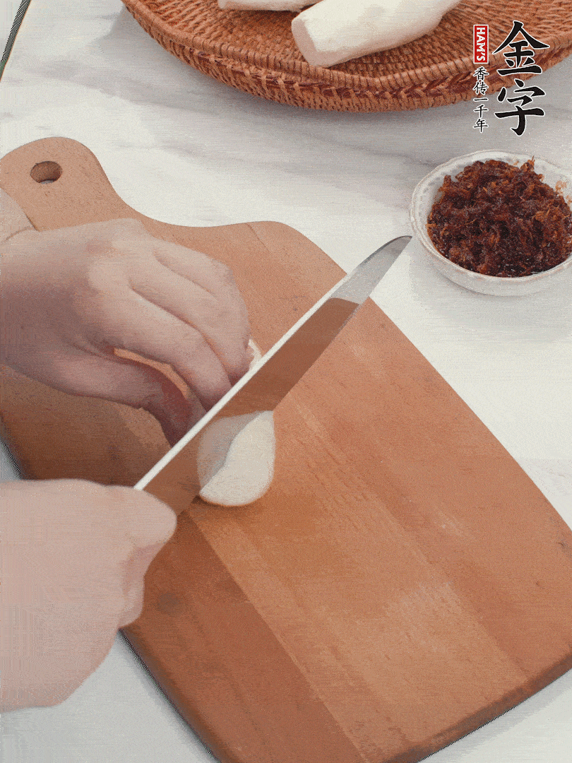 茭白剝殼，洗凈后切滾刀塊。