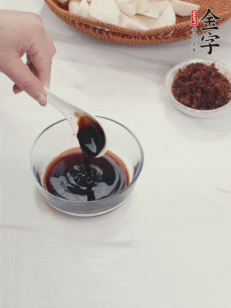 將生抽、老抽、黃酒和白砂糖在小碗里調(diào)成味汁。