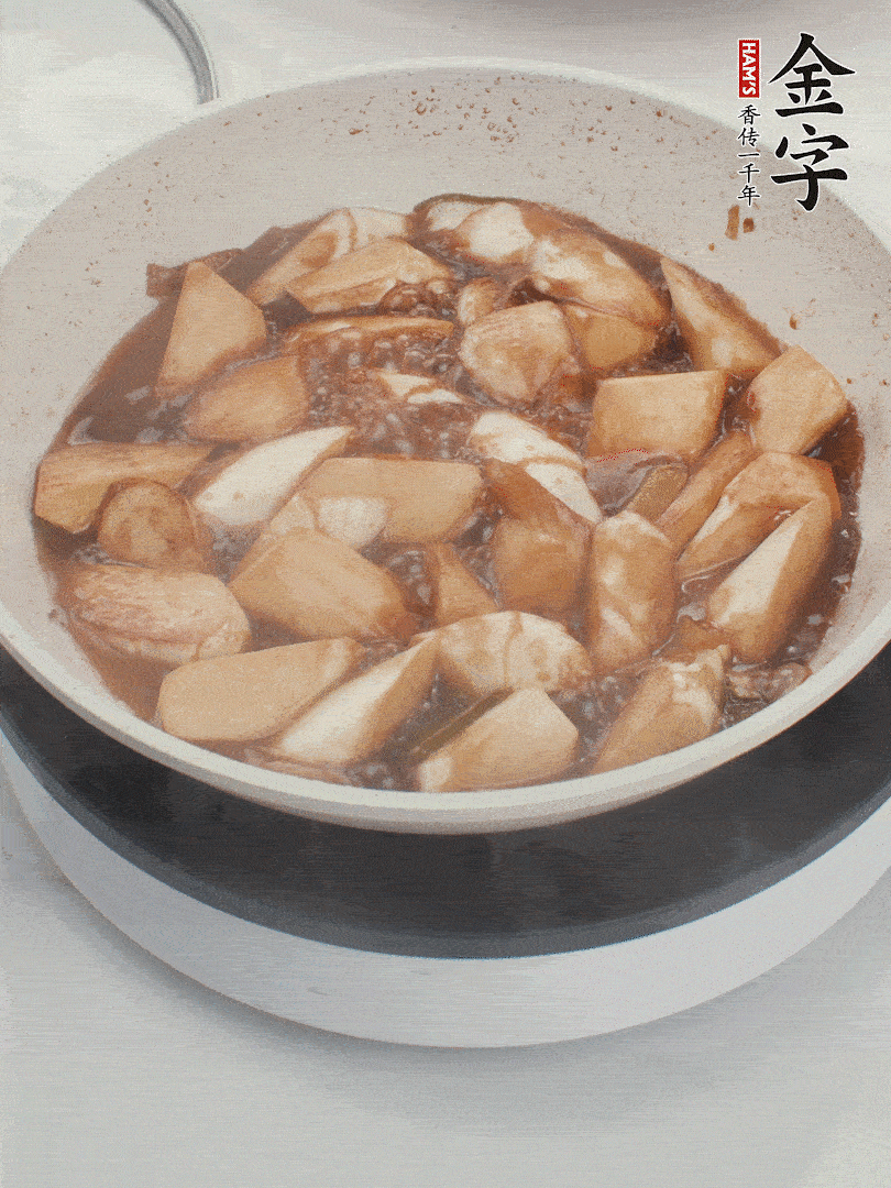待茭白煸到微微發(fā)黃加入調(diào)好的味汁翻炒。加一小碗清水蓋蓋子燜3-4分鐘。