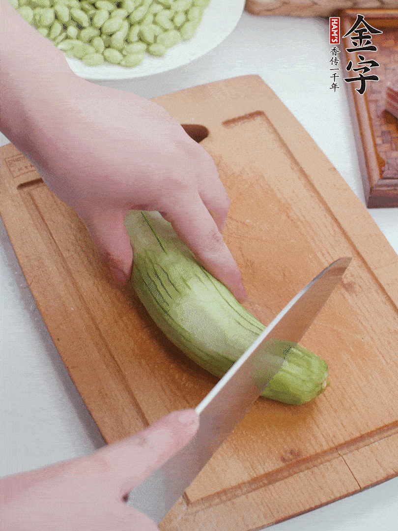 絲瓜去掉外皮，去掉兩端，切成滾刀塊。