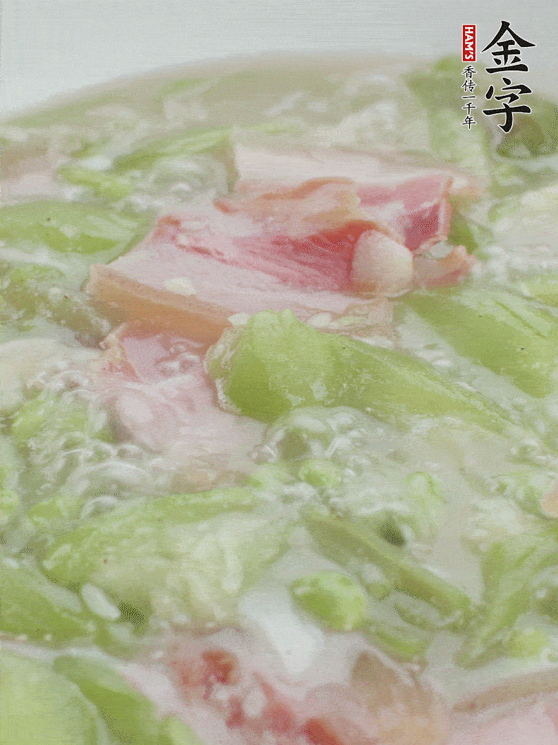 加一點熱水、白胡椒粉、雞精翻炒1分鐘。