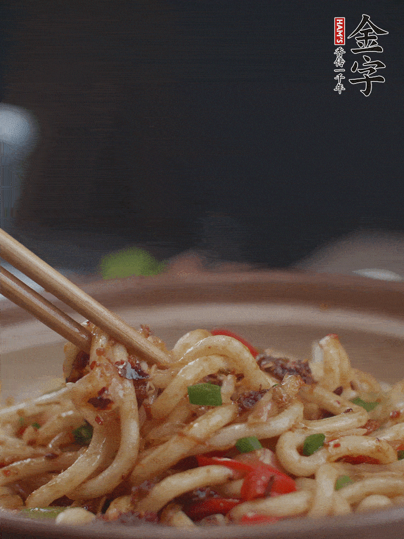 一小撮鹽調(diào)味。最后可以點(diǎn)綴香蔥段。