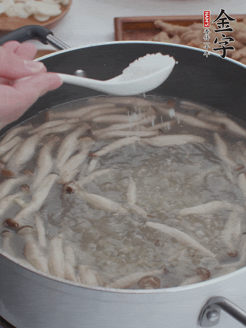1勺鹽、一點(diǎn)胡椒粉調(diào)味。