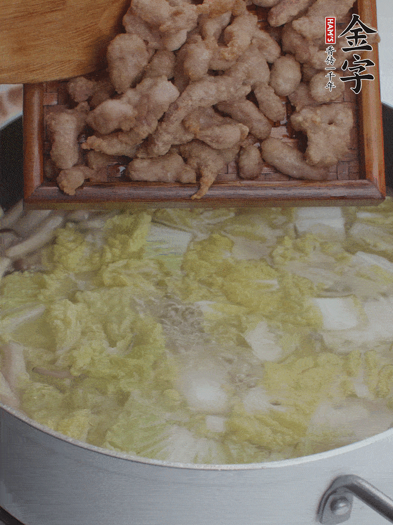 水開后煮10分鐘，下娃娃菜、小酥肉煮3分鐘。