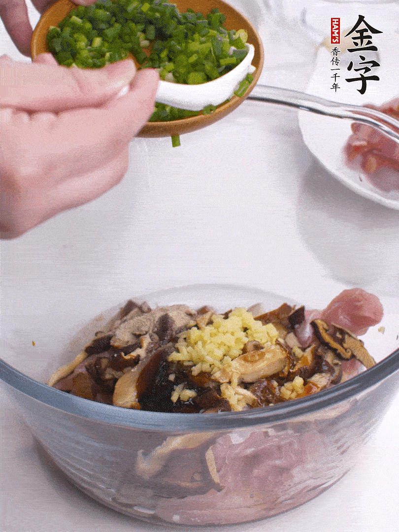 雞肉、香菇混合，加清水1/3杯、料酒1勺、蠔油1勺、鹽1勺、糖1/4勺、白胡椒1/4勺、食用油1勺、香油1/4勺、姜末、蔥花，攪拌均勻腌制2小時。