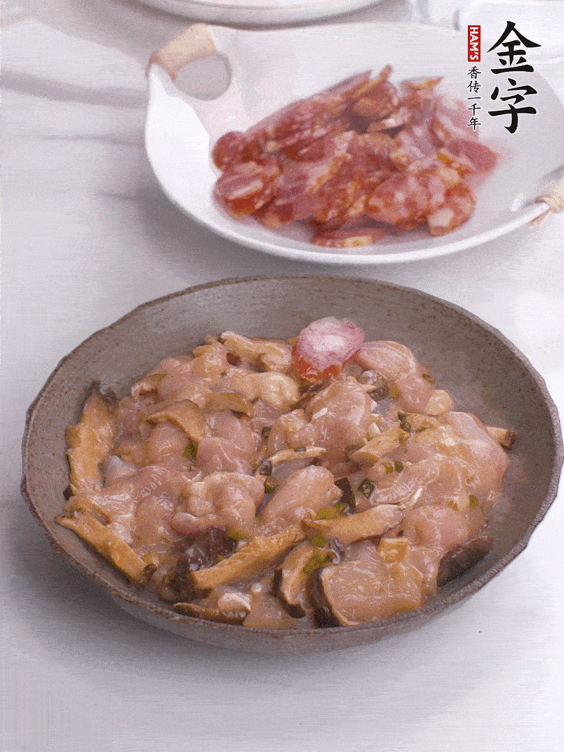 腌制后，雞肉中加淀粉1勺，頂部碼上香腸片。
