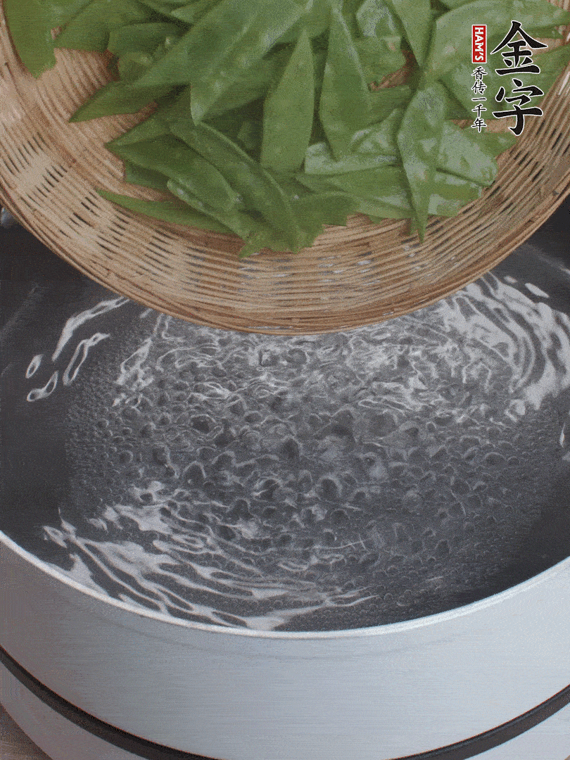 甜豆莢撕掉老筋，斜切兩半，焯水1分鐘。