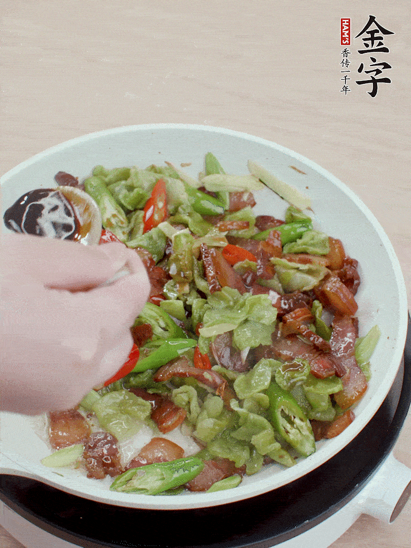 2勺生抽調(diào)味，最后撒蒜葉。