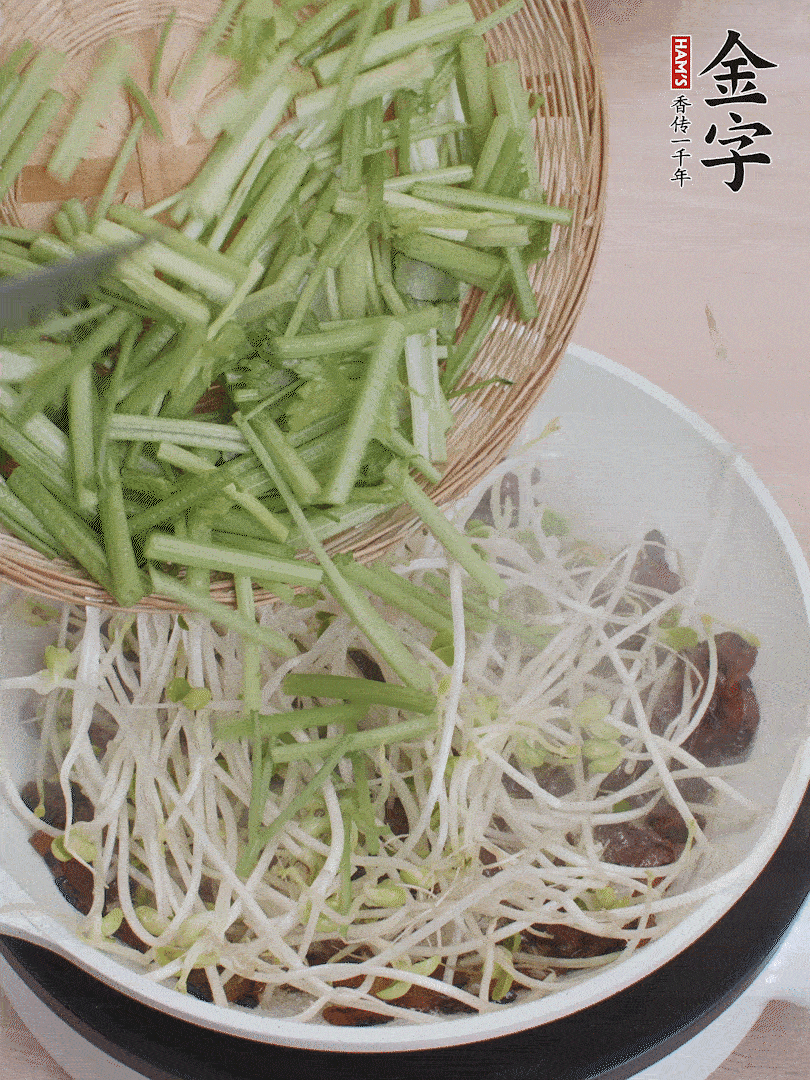下豆芽、香芹翻炒均勻。