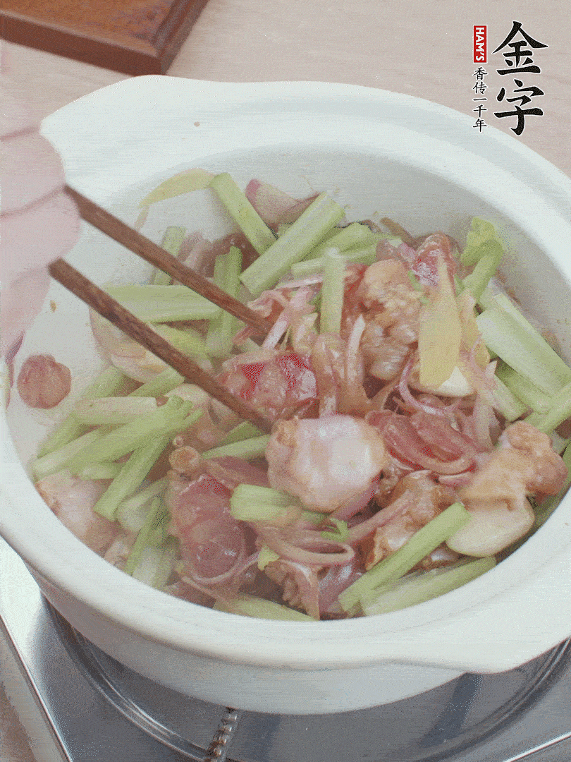 下牛蛙、芹菜、香腸翻炒。