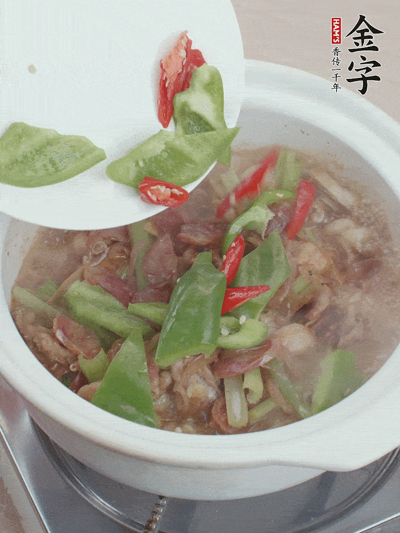 下綠菜椒，翻炒1分鐘。
