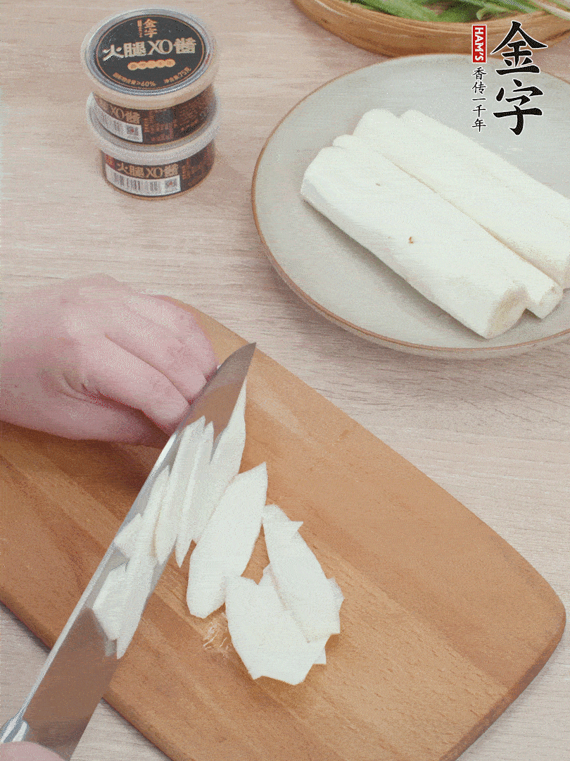鐵棍山藥去皮，斜刀切片。