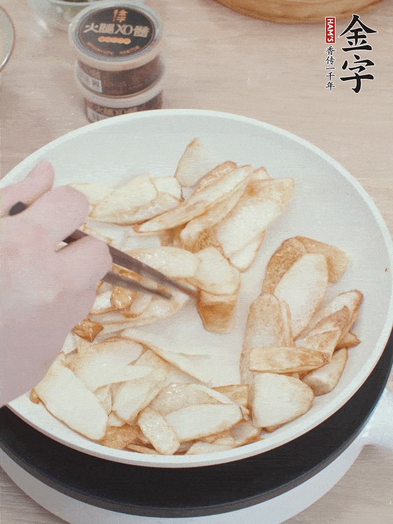 鍋中熱油，山藥煎至兩面金黃。