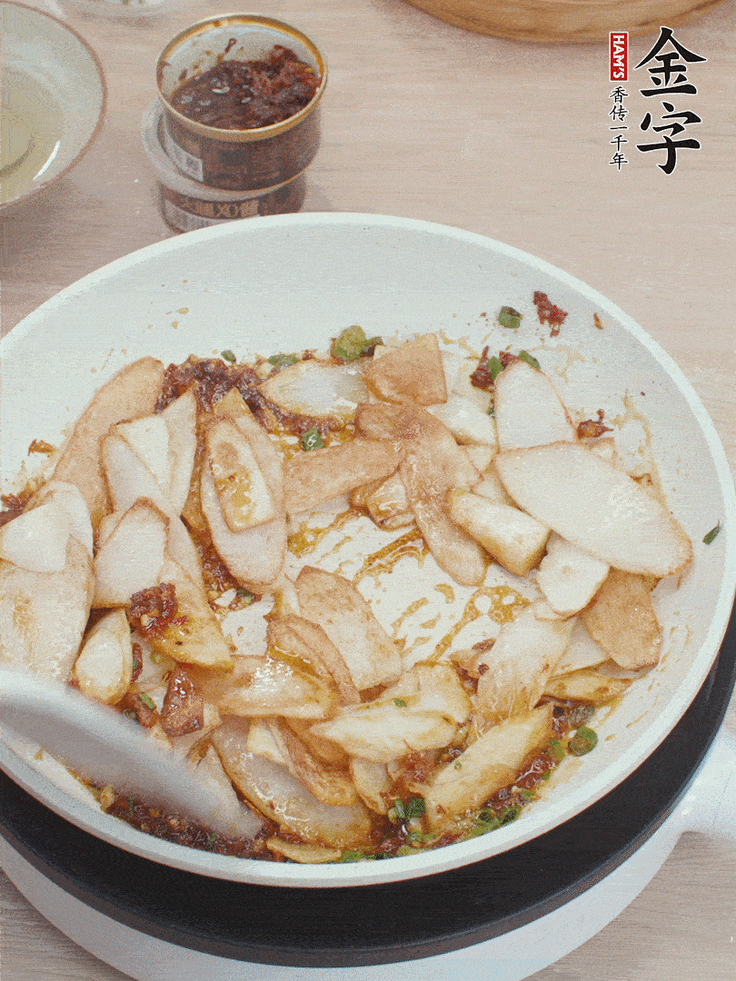 下山藥炒勻，撒蔥花。