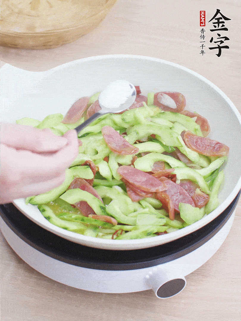 淋點(diǎn)開水，半勺白糖、1勺生抽調(diào)味。