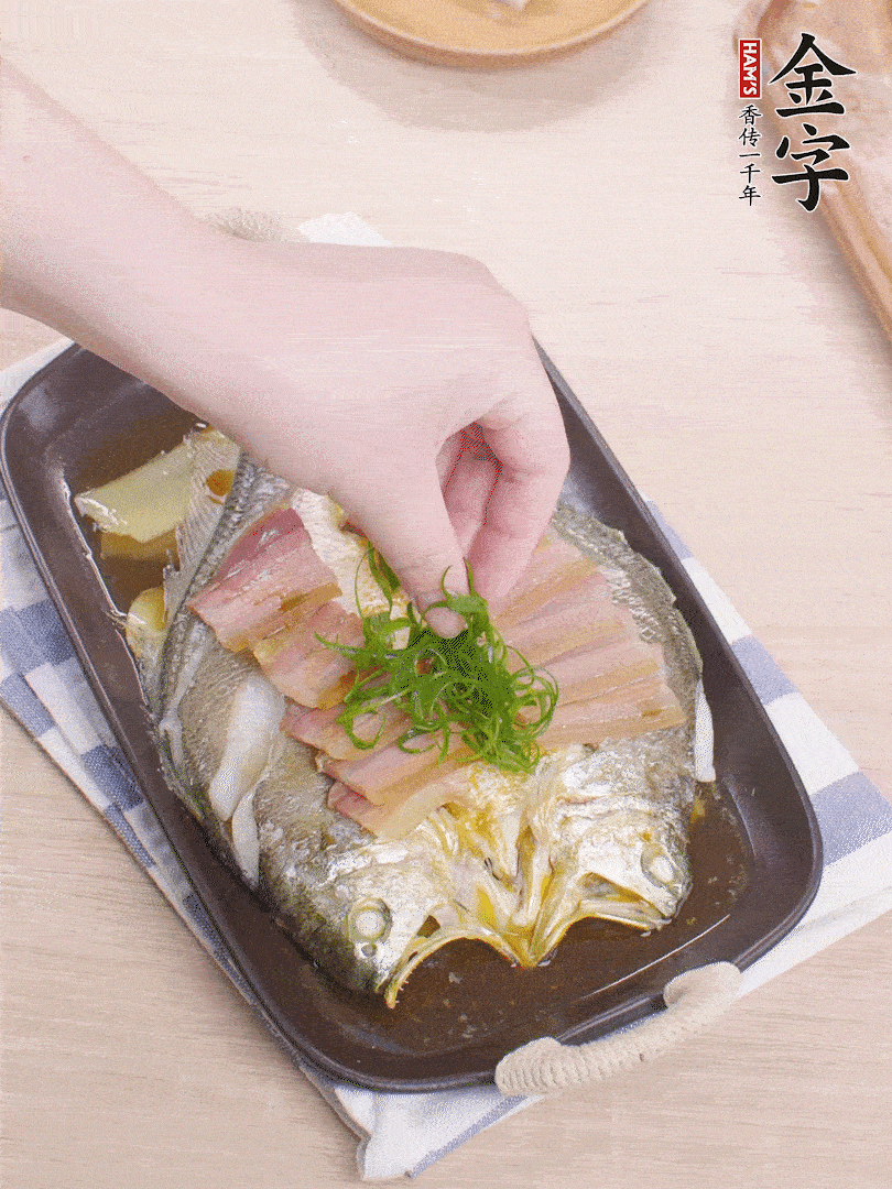 取出姜蔥，淋2勺蒸魚豉油，擺蔥絲。