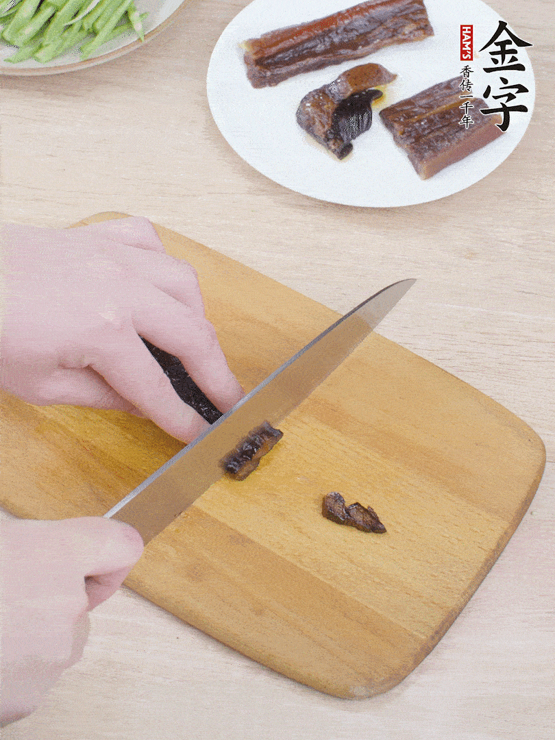 提前煮好的金字醬油肉切片。