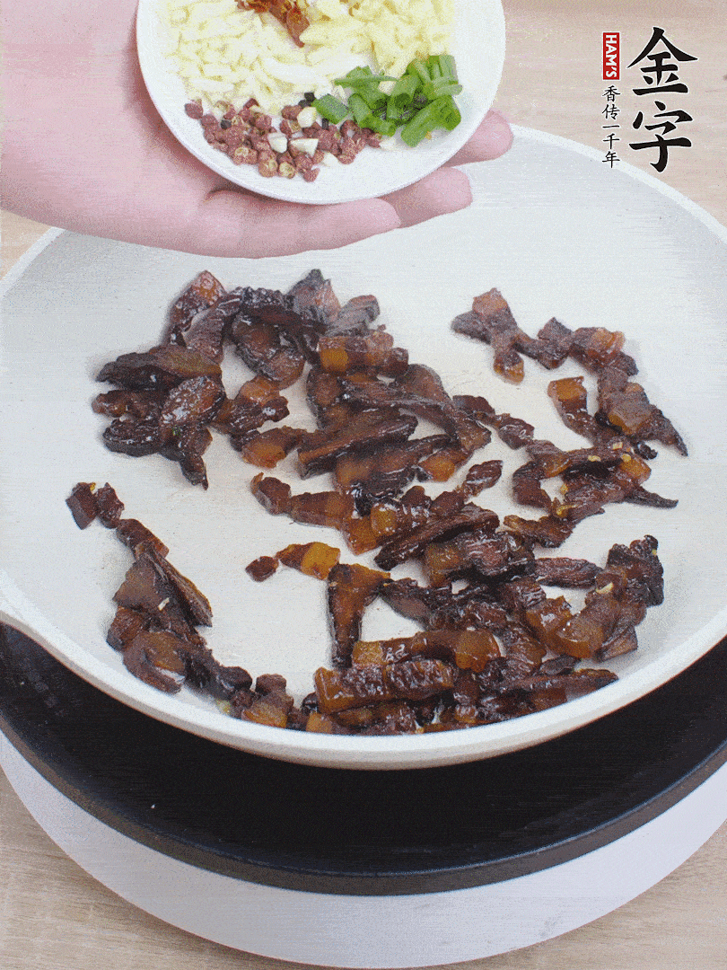 下蔥姜蒜、干辣椒、花椒粒炒香。