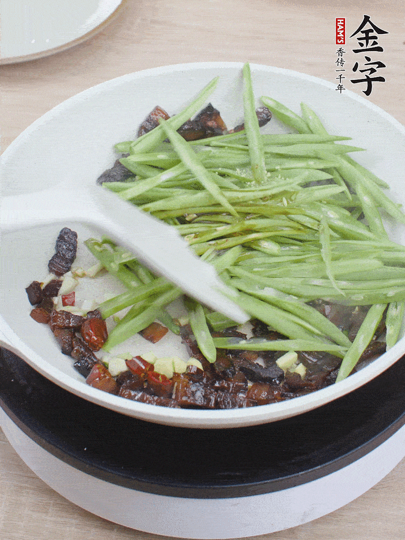 下豆角，生抽、雞精調(diào)味，炒到斷生。