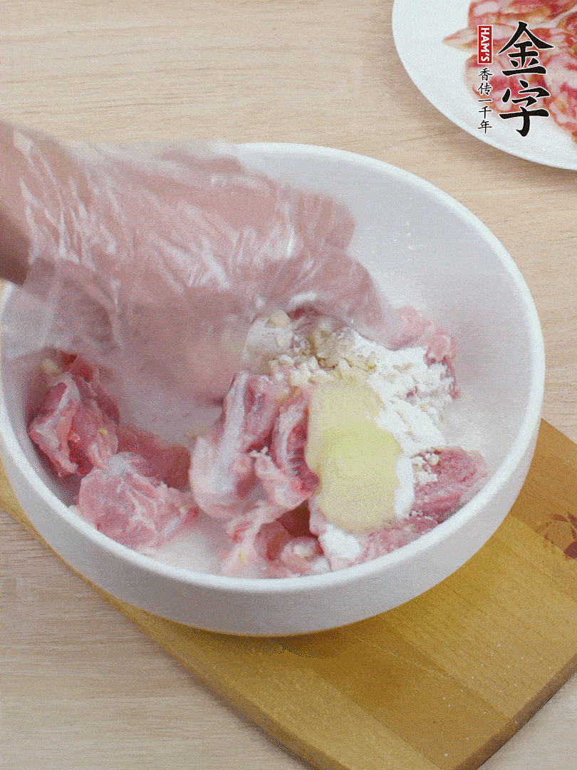 洗凈的小排，加鹽、姜、蒜末、淀粉、胡椒粉抓勻，腌制15分鐘。