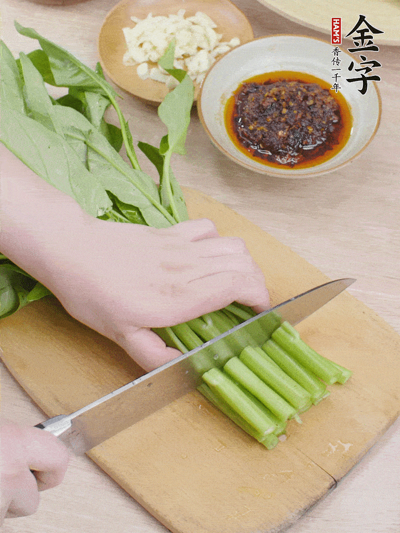 空心菜切段，大蒜拍碎切末。